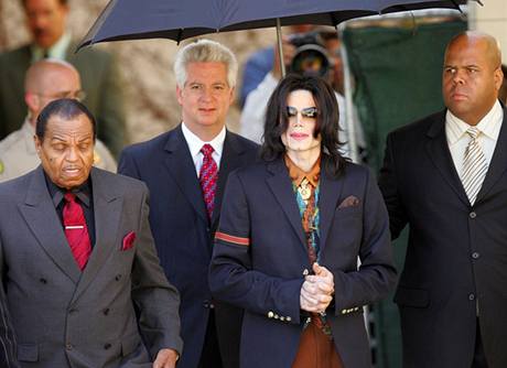 Michael Jackson se svým otcem Joem (vlevo)